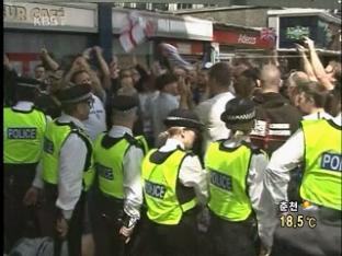 영국 무슬림 단체와 우파 시위대 충돌