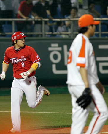 16일 대전 한밭야구장에서 열린 프로야구 한화와 KIA의 경기. KIA 안치홍이 7회초 1사 1루에서 2점 홈런을 치고 베이스를 돌고 있다.