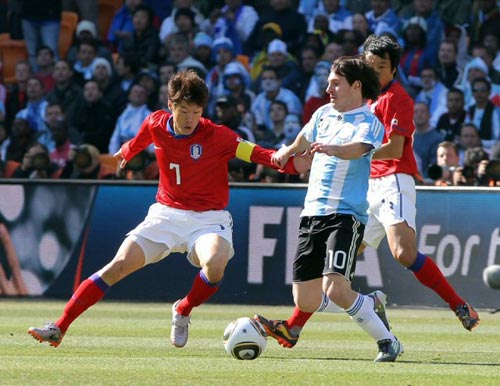17일(한국시간) 남아프리카공화국(이하 남아공) 요하네스버그 사커시티 스타디움에서 열린 2010 남아공월드컵 조별예선 B조 대한민국-아르헨티나 경기, 한국 박지성(왼쪽)과 아르헨티나 리오넬 메시가 볼다툼을 벌이고 있다.