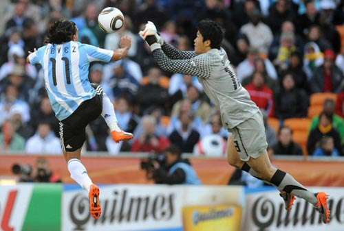 17일(한국시간) 남아프리카공화국(이하 남아공) 요하네스버그 사커시티 스타디움에서 열린 2010 남아공월드컵 조별예선 B조 대한민국-아르헨티나 경기, 한국 정성룡 골키퍼(오른쪽)가 아르헨티나 카를로스 테베스에 앞서 공을 쳐내고 있다.