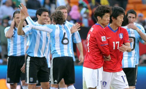 17일(한국시간) 남아프리카공화국(이하 남아공) 요하네스버그 사커시티 스타디움에서 열린 2010 남아공월드컵 조별예선 B조 대한민국-아르헨티나 경기, 1대4로 패한 한국 박지성과 이청용이 서로를 위로하고 있다.