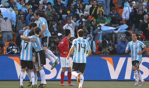 17일(한국시간) 남아프리카공화국(이하 남아공) 요하네스버그 사커시티 스타디움에서 열린 2010 남아공월드컵 조별예선 B조 대한민국-아르헨티나 경기, 한국 박주영의 자책골로 선취점을 얻은 아르헨티나 선수들이 환호하고 있다.