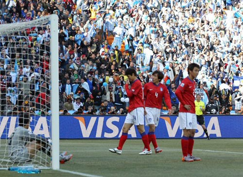 17일(한국시간) 남아프리카공화국(이하 남아공) 요하네스버그 사커시티 스타디움에서 열린 2010 남아공월드컵 조별예선 B조 대한민국-아르헨티나 경기, 한국 선수들이 박주영의 자책골로 선제골을 허용한 후 허탈해 하고 있다.