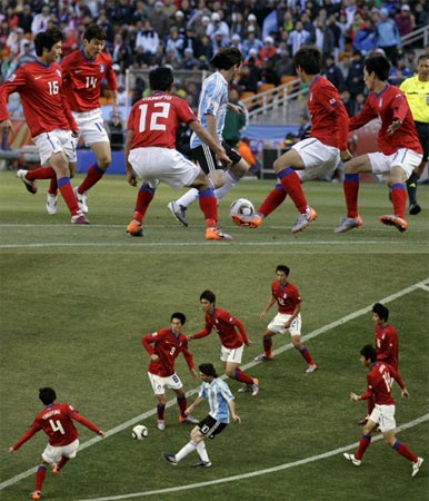 17일(한국시간) 남아프리카공화국(이하 남아공) 요하네스버그 사커시티 스타디움에서 열린 2010 남아공월드컵 조별예선 B조 대한민국-아르헨티나 경기, 아르헨티나 간판 스타 리오넬 메시가 드리블을 하자 한국 선수들이 에워싸고 있다.