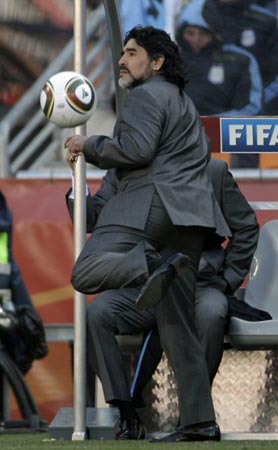 17일(한국시간) 남아프리카공화국(이하 남아공) 요하네스버그 사커시티 스타디움에서 열린 2010 남아공월드컵 조별예선 B조 대한민국-아르헨티나 경기, 아르헨티나 디에고 마라도나 감독이 공이 자신쪽으로 흘러나오자 개인기를 선보이고 있다.