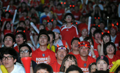 17일 경기도 과천 서울경마장에서 남아공 월드컵 한국-아르헨티나 경기를 지켜보던 응원단들이 한국팀의 실점에 망연자실한 표정을 짓고 있다.
