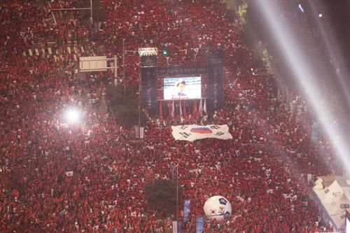 남아공월드컵 한국-아르헨티나 경기가 펼쳐진 17일 서울 삼성동 코엑스 앞 영동대로를 가득 메운 붉은악마들이 국가대표팀의 선전을 기원하며 열띤 응원을 하고 있다.