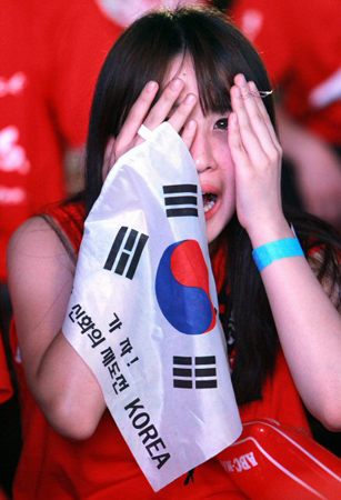 2010 남아공월드컵 한국과 아르헨티나의 경기가 열린 17일 오후 서울광장에서 응원을 하던 시민들이 한국이 실점하자 실망한 기색을 나타내고 있다.