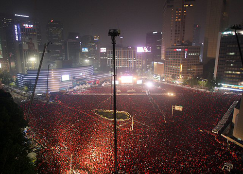2010 남아공월드컵 예선 한국과 아르헨티나의 경기가 열린 17일 오후 서울광장을 가득메운 시민들이 열띤 응원을 펼치고 있다.