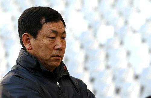 2010남아공월드컵 포르투갈과의 2차전을 앞둔 북한 김정훈 감독이 20일 오후(한국시간) 남아공 케이프타운 그린포인트 스타디움에서 열린 공식훈련에서 생각에 잠겨 있다.