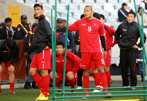 2010남아공월드컵 포르투갈과의 2차전을 앞둔 북한 정대세가 20일 오후(한국시간) 남아공 케이프타운 그린포인트 스타디움에서 열린 공식훈련에서 몸을 풀고 있다.