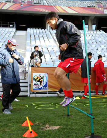 2010남아공월드컵 포르투갈과의 2차전을 앞둔 북한 홍영조가 20일 오후(한국시간) 남아공 케이프타운 그린포인트 스타디움에서 열린 공식훈련에서 몸을 풀고 있다.