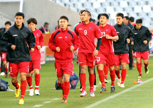 2010남아공월드컵 포르투갈과의 2차전을 앞둔 북한 정대세를 비롯한 선수들이 20일 오후(한국시간) 남아공 케이프타운 그린포인트 스타디움에서 열린 공식훈련에서 몸을 풀고 있다. 북한은 1966년 잉글랜드 월드컵 포르투갈과의 준준결승전에서 3골을 미리 뽑아 4강을 눈앞에 뒀으나 거짓말처럼 내리 5골을 내주면서 역전패했다.