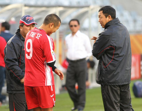 2010남아공월드컵 포르투갈과의 2차전을 앞둔 북한 김정훈 감독이 20일 오후(한국시간) 남아공 케이프타운 그린포인트 스타디움에서 열린 공식훈련에서 정대세와 이야기를 나누고 있다.