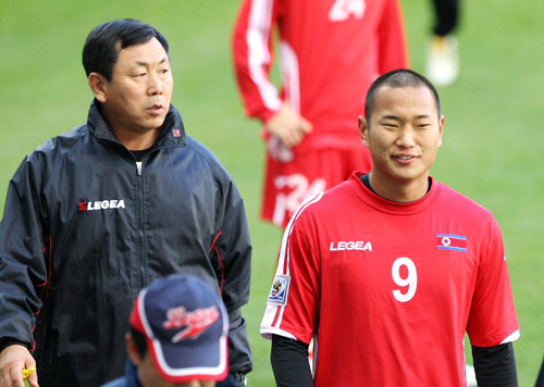 2010남아공월드컵 포르투갈과의 2차전을 앞둔 북한 김정훈 감독과 정대세가 20일 오후(한국시간) 남아공 케이프타운 그린포인트 스타디움에서 열린 공식훈련에서 이야기를 나누고 있다.