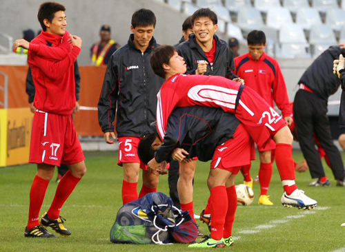 2010남아공월드컵 포르투갈과의 2차전을 앞둔 북한 선수들이 20일 오후(한국시간) 남아공 케이프타운 그린포인트 스타디움에서 열린 공식훈련에서 활짝 웃으며 몸을 풀고 있다.