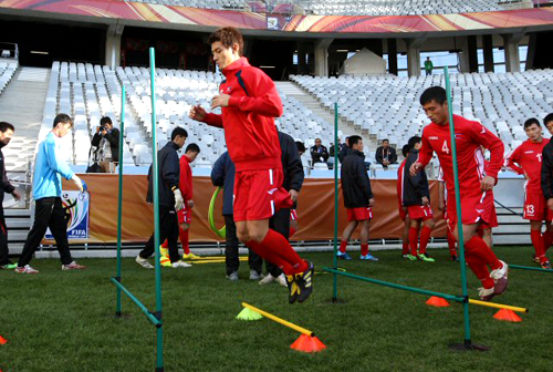 2010남아공월드컵 포르투갈과의 2차전을 앞둔 북한 안영학을 비롯한 선수들이 20일 오후(한국시간) 남아공 케이프타운 그린포인트 스타디움에서 열린 공식훈련에서 몸을 풀고 있다.