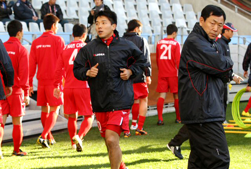 2010남아공월드컵 포르투갈과의 2차전을 앞둔 북한 김정훈 감독이 20일 오후(한국시간) 남아공 케이프타운 그린포인트 스타디움에서 열린 공식훈련에서 몸을 풀고 있 홍영조를 바라보고 있다.