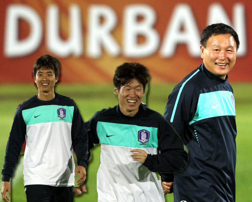 21일 새벽(한국 시간) 더반 프린세스 마고고 스타디움에서 열린 훈련에서 허정무 감독이 선수들의 훈련 모습을 보며 환하게 웃고 있다. 이동국(왼쪽), 박지성(가운데)