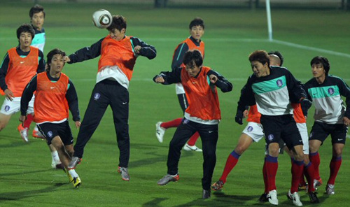 21일 남아프리카공화국 더반 프린세스 마고고 스타디움에서 열린 한국 축구대표팀 훈련에서 박지성이 헤딩슛을 날리고 있다.