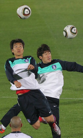 21일 남아프리카공화국 더반 프린세스 마고고 스타디움에서 열린 한국 축구대표팀 훈련에서 이동국과 박지성이 헤딩연습을 하고 있다.