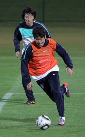 21일 남아프리카공화국 더반 프린세스 마고고 스타디움에서 열린 한국 축구대표팀 훈련에서 박지성이 드리블을 하고 있다.