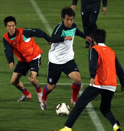 21일 새벽(한국 시간) 더반 프린세스 마고고 스타디움에서 열린 훈련에서 이동국이 김정우와 이청용을 피해 공을 드리블하고 있다.