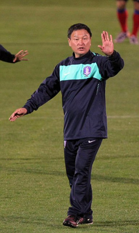 21일 남아프리카공화국 더반 프린세스 마고고 스타디움에서 열린 한국 축구대표팀 훈련에서 허정무 감독이 훈련 지시를 하고 있다.