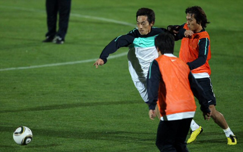 21일 새벽(한국 시간) 더반 프린세스 마고고 스타디움에서 열린 훈련에서 김남일과 박주영이 공을 차지하기 위해 몸싸움을 벌이고 있다.