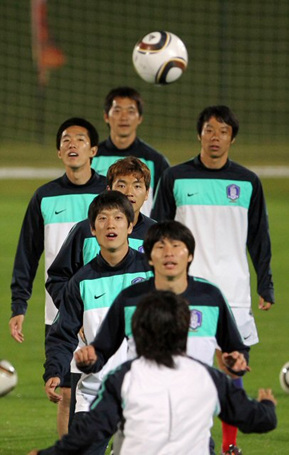 21일 남아프리카공화국 더반 프린세스 마고고 스타디움에서 열린 한국 축구대표팀 훈련에서 선수들이 헤딩 연습을 하고 있다.