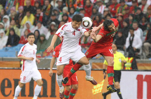 21일(한국시간) 저녁 남아프리카공화국(이하 남아공) 케이프타운의 그린포인트 스타디움에서 열린 2010 남아공 월드컵 조별리그 G조 북한-포르투갈 경기. 북한의 박남철과 포르투갈의 티아구가 공중볼 다툼을 하고 있다.