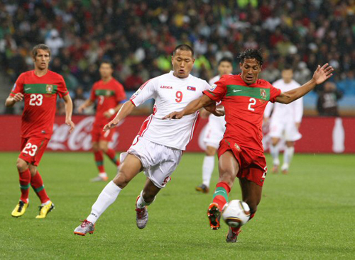21일(한국시간) 저녁 남아프리카공화국(이하 남아공) 케이프타운의 그린포인트 스타디움에서 열린 2010 남아공 월드컵 조별리그 G조 북한-포르투갈 경기. 북한의 정대세와 포르투갈의 알베스가 공다툼을 하고 있다.