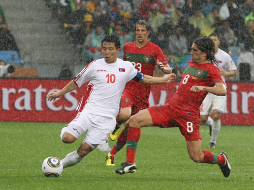 21일(한국시간) 저녁 남아프리카공화국(이하 남아공) 케이프타운의 그린포인트 스타디움에서 열린 2010 남아공 월드컵 조별리그 G조 북한-포르투갈 경기. 북한의 홍영조가 슛을 하고 있다.