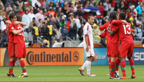 21일(한국시간) 저녁 남아프리카공화국(이하 남아공) 케이프타운의 그린포인트 스타디움에서 열린 2010 남아공 월드컵 조별리그 G조 북한-포르투갈 경기. 북한 정대세가 7:0으로 패한 뒤 기뻐하는 포르투갈 선수들을 바라보고 있다.