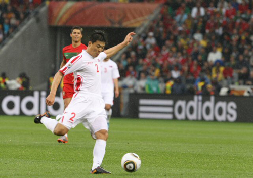 21일(한국시간) 저녁 남아프리카공화국(이하 남아공) 케이프타운의 그린포인트 스타디움에서 열린 2010 남아공 월드컵 조별리그 G조 북한-포르투갈 경기. 차정혁이 슛을 하고 있다.