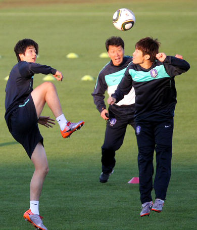 21일 오후(한국시간) 남아프리카공화국 더반 프린세스 마고고 스타디움에서 열린 한국 축구대표팀 훈련에서 박지성과 기성용이 볼다툼을 하고 있다. 가운데는 정해성 코치.