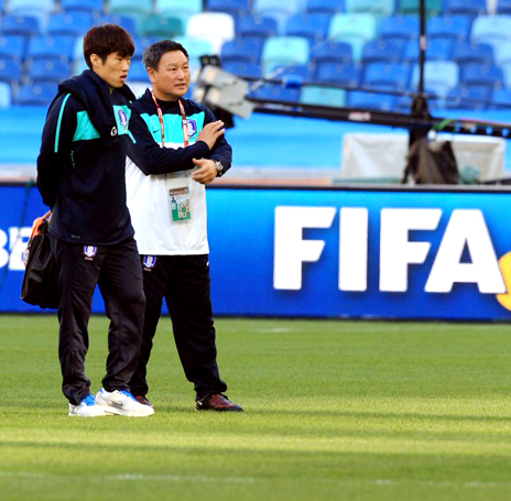 21일 오후(한국시간) 더반 스타디움에서 허정무 감독과 주장 박지성이 경기장을 둘러본 후 얘기를 나누고 있다.