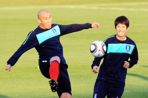 21일 오후(한국시간) 더반 프린세스 마고고 스타디움에서 열린 훈련에서 차두리가 공을 차고 있다.