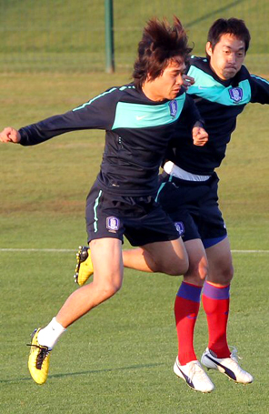 21일 오후(한국시간) 남아프리카공화국 더반 프린세스 마고고 스타디움에서 열린 한국 축구대표팀 훈련에서 박주영과 김남일이 몸을 풀고 있다.