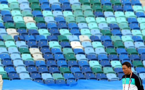 23일 새벽(한국시간) 한국축구대표팀의 운명을 결정할 나이지리아와의 3차전이 열릴 더반 스타디움에서 허정무 감독이 그라운드 상태를 점검하고 있다.