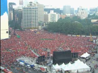 서울광장 7만 명, 밤을 잊은 “대~한민국!”