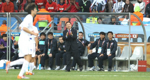 27일 새벽(한국시간) 포트엘리자베스 넬슨 만델라 베이 스타디움에서 열린 남아공월드컵 16강 한국-우루과이 경기에서 허정무 감독이 작전을 지시하고 있다.