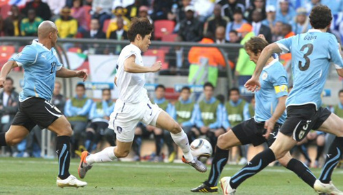 26일 밤(한국시간) 포트엘리자베스 넬슨 만델라 베이 스타디움에서 열린 남아공월드컵 16강 한국-우루과이 경기에서 박지성이 공격을 하고 있다.