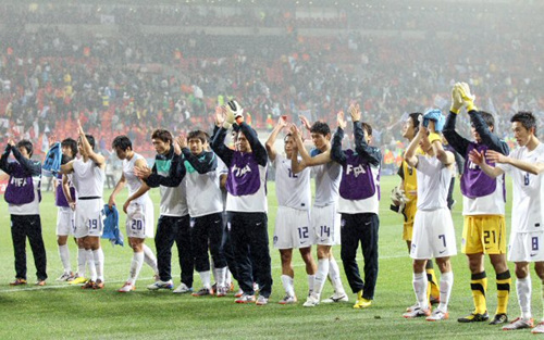 27일 새벽(한국시간) 포트엘리자베스 넬슨 만델라 베이 스타디움에서 열린 남아공월드컵 16강 한국-우루과이 경기에서 2-1로 패한 대한민국 대표선수들이 한국 관중석을 향해 인사를 하고 있다.