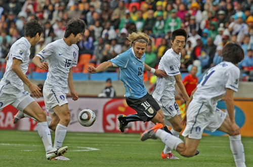 26일 밤(한국시간) 포트엘리자베스 넬슨 만델라 베이 스타디움에서 열린 남아공월드컵 16강 한국-우루과이 경기에서 한국 선수들이 포를란을 집중마크하고 있다.