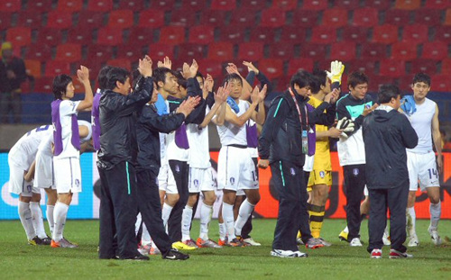 27일 새벽 남아공 포트엘리자베스에서 열린 월드컵 16강전에서 한국축구대표팀이 우루과이에 패하며 8강 진출에 실패했다. 경기를 마친 뒤 선수들이 붉은악마에게 인사를 하고 있다.