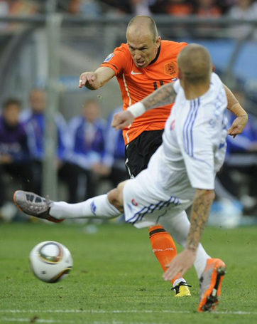 28일(한국시각) 남아공 더반에서 열린 네덜란드-슬로바키아 16강전에서 네덜란드의 아르옌 로번(왼쪽)이 슛을 하고 있다.
