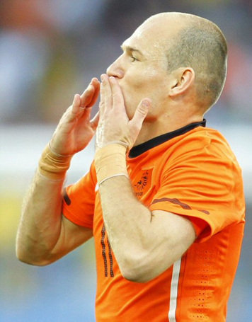 28일(한국시각) 남아공 더반에서 열린 네덜란드-슬로바키아 16강전에서 첫 골을 성공시킨 네덜란드의 아르옌 로번이 기쁨의 키스를 하고 있다.
