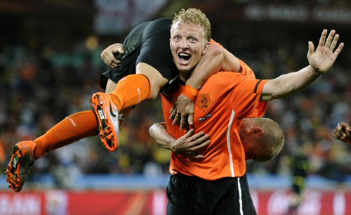 28일(한국시각) 남아공 더반에서 열린 네덜란드-슬로바키아 16강전에서 팀의 두 번째 골을 넣은 베슬러이 스네이더르(위)를 디르크 카윗이 번쩍 안고 기뻐하고 있다.