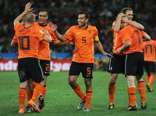 28일(한국시각) 남아공 더반에서 열린 네덜란드-슬로바키아 16강전에서 쐐기골을 넣은 베슬러이 스네이더르(왼쪽/10번)와 동료들이 기뻐하고 있다.